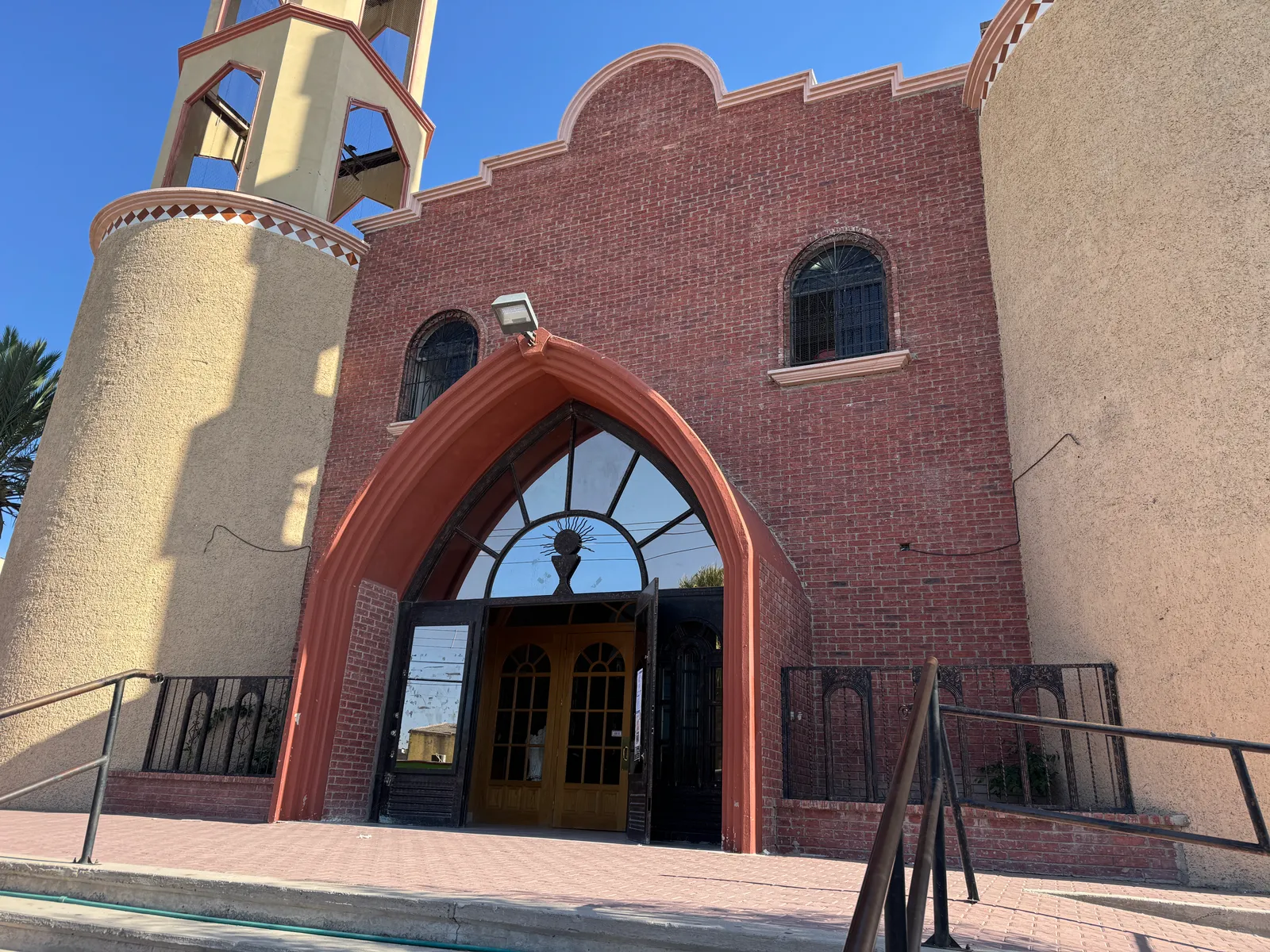 Fachada del templo de la Parroquia Cristo Sumo y Eterno Sacerdote
